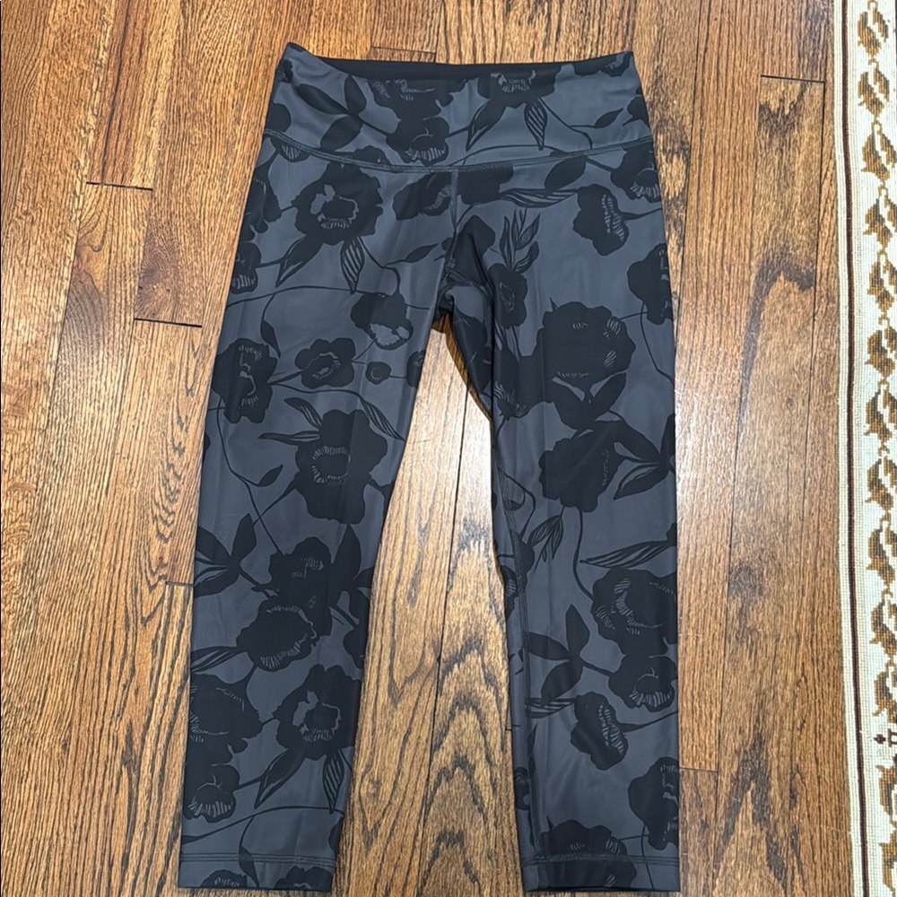 Lululemon Athletica Gray/black Leggings with floral Pattern 7/8 length